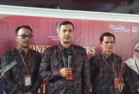 
Ketua KPU Kabupaten Garut, Dian Hasanudin memberikan keterangan Pers.(Foto: andre/dara)
