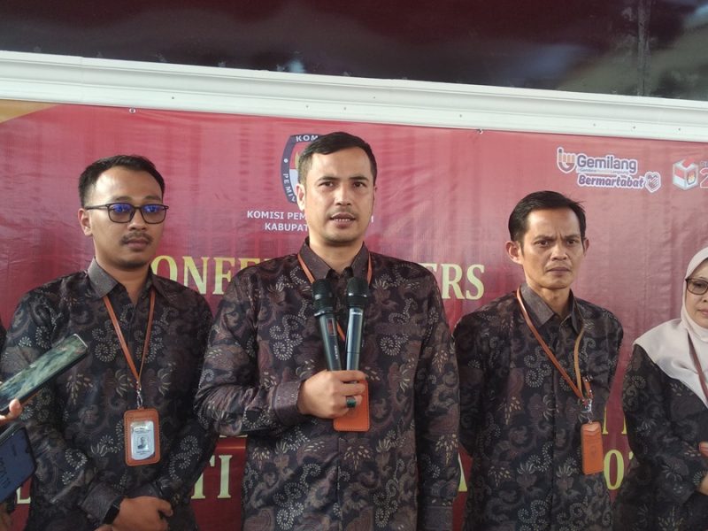 
Ketua KPU Kabupaten Garut, Dian Hasanudin memberikan keterangan Pers.(Foto: andre/dara)
