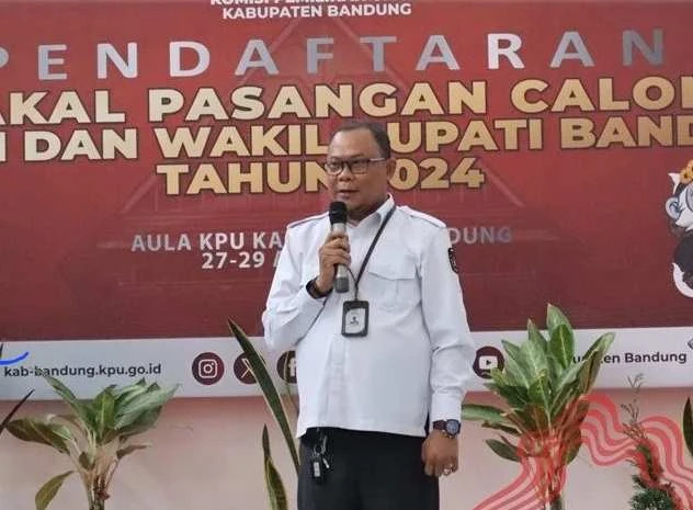 
Ketua KPU Kabupaten Bandung Syam Zamiat Nursyamsi memberikan keterangan Pers usai berakhirnya tahapan pendaftaran di Kantor KPU Jalan Bhayangkara, Kamis (29/8/2024). (Foto: maji/dara)

