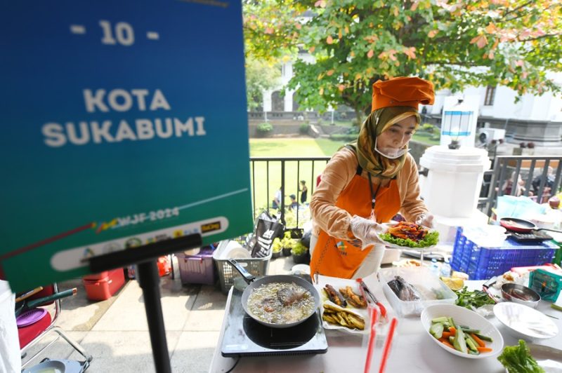 Para juru masak kepala daerah di Jawa Barat beradu resep dalam Sayembara Memasak Antar Juru Masak Pimpinan Daerah Samara 2024 di Plaza Gesat Belakang, Kota Bandung. (Foto: diskomnfo)
