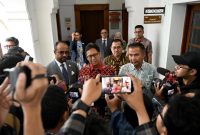 
Menteri Kesehatan RI Budi Gunadi Sadikin dan Penjabat Gubernur Jabar Bey Machmudin memberikan keterangan pers di Gedung Sate Bandung, Jumat (2/8/2024).(Foto: biro adpim jabar)