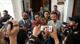 
Menteri Kesehatan RI Budi Gunadi Sadikin dan Penjabat Gubernur Jabar Bey Machmudin memberikan keterangan pers di Gedung Sate Bandung, Jumat (2/8/2024).(Foto: biro adpim jabar)