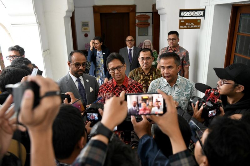 
Menteri Kesehatan RI Budi Gunadi Sadikin dan Penjabat Gubernur Jabar Bey Machmudin memberikan keterangan pers di Gedung Sate Bandung, Jumat (2/8/2024).(Foto: biro adpim jabar)