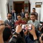 
Menteri Kesehatan RI Budi Gunadi Sadikin dan Penjabat Gubernur Jabar Bey Machmudin memberikan keterangan pers di Gedung Sate Bandung, Jumat (2/8/2024).(Foto: biro adpim jabar)