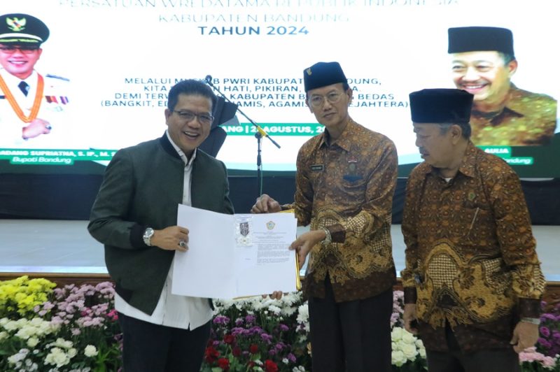 Bupati Bandung Dadang Supriatna membuka  Muskab Persatuan Wredatama Republik Indonesia (PWRI) Kabupaten Bandung di Gedung Mohamad Toha Komplek Pemkab Bandung, Soreang, Rabu (21/8/2024). (Foto: diskominfo)
