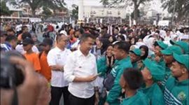 
Penjabat Gubernur Jabar Bey Machmudin menyalami para santri usai  pembukaan Pospeda di Lapangan Merdeka, Jalan Perintis Kemerdekaan, Desa Gunungparang, Kecamatan Cikole, Kota Sukabumi, Selasa (20/8/2024) sore. (Foto: Ist)
