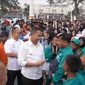 
Penjabat Gubernur Jabar Bey Machmudin menyalami para santri usai  pembukaan Pospeda di Lapangan Merdeka, Jalan Perintis Kemerdekaan, Desa Gunungparang, Kecamatan Cikole, Kota Sukabumi, Selasa (20/8/2024) sore. (Foto: Ist)
