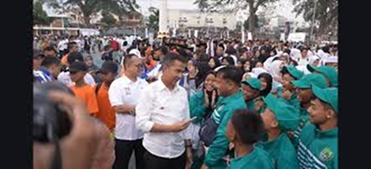 
Penjabat Gubernur Jabar Bey Machmudin menyalami para santri usai  pembukaan Pospeda di Lapangan Merdeka, Jalan Perintis Kemerdekaan, Desa Gunungparang, Kecamatan Cikole, Kota Sukabumi, Selasa (20/8/2024) sore. (Foto: Ist)
