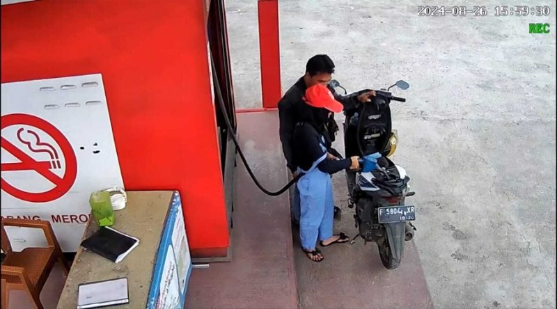 
Pelaku pelecehan seksual terhadap petugas SPBU wanita di wilayah Kecamatan Gekbrong, Kabupaten Cianjur, Senin (26/8/2024) sore telah ditangkap polisi.(Foto:Humas Pertamna) 