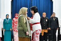 
Penjabat Ketua Tim Penggerak PKK Jawa Barat Amanda Soemedi Bey Machmudin melantik Pj Ketua TP PKK Kabupaten Bekasi Wulur Hartanti di Aula Barat Gedung Sate, Kota Bandung, Senin (19/8/2024).(Foto: Biro Adpim Jabar)
