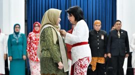 
Penjabat Ketua Tim Penggerak PKK Jawa Barat Amanda Soemedi Bey Machmudin melantik Pj Ketua TP PKK Kabupaten Bekasi Wulur Hartanti di Aula Barat Gedung Sate, Kota Bandung, Senin (19/8/2024).(Foto: Biro Adpim Jabar)

