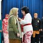 
Penjabat Ketua Tim Penggerak PKK Jawa Barat Amanda Soemedi Bey Machmudin melantik Pj Ketua TP PKK Kabupaten Bekasi Wulur Hartanti di Aula Barat Gedung Sate, Kota Bandung, Senin (19/8/2024).(Foto: Biro Adpim Jabar)
