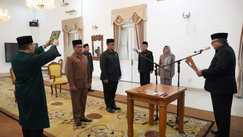 Bupati Sukabumi H. Marwan Hamami melantik empat pejabat pimpinan tinggi pratama setingkat eselon IIb di Pendopo Sukabumi, Rabu (28/8/2024). (Foto: dian/dara)
