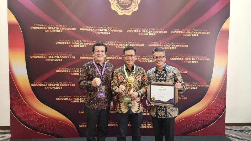 Bupati Bandung Dadang Supriatna meraih penghargaan Universal Health Coverage (UHC) Award dari Pemerintah Pusat.(Foto: diskominfo)
