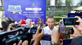 
Penjabat Gubernur Jabar Bey Machmudin menjawab pertanyaan wartawan terkait gelaran West Java Festival 2024 usai menjadi narasumber dalam talkshow Bewara Jawa Barat (BeJa) di Gedung Sate Bandung, Selasa (20/8/2024). (Foto: biro adpim jabar)