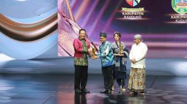 
Ketua Majelis Permusyawaratan Rakyat (MPR), Bambang Soesatyo memberikan penghargaan kepada Bupati Bandung Dadang Supriatna yang meraih Pemimpin Daerah Award 2024,di Jakarta Concert Hall, Gedung Inews Tower Kamis (8/8/2024). (Foto: diskominfo)
