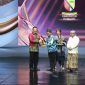 
Ketua Majelis Permusyawaratan Rakyat (MPR), Bambang Soesatyo memberikan penghargaan kepada Bupati Bandung Dadang Supriatna yang meraih Pemimpin Daerah Award 2024,di Jakarta Concert Hall, Gedung Inews Tower Kamis (8/8/2024). (Foto: diskominfo)
