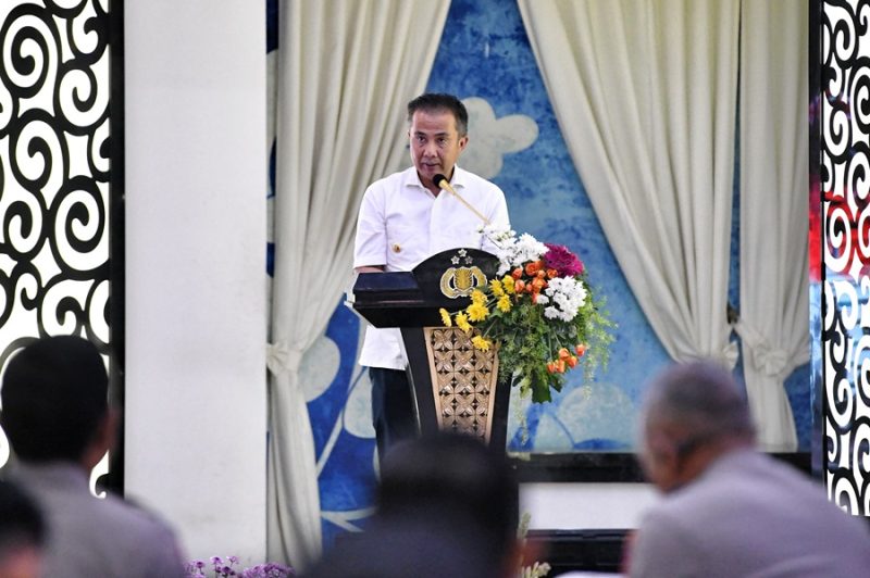 
Penjabat Gubernur Jawa Barat Bey Machmudin menghadiri Rapat Koordinasi (Rakor) Lintas Sektoral Operasi Mantap Praja Lodaya 2024 di aula Ditlantas Polda Jabar, Kota Bandung, Senin (12/8/2024).(Foto: Biro Adpim Jabar)

