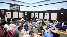 
Penjabat Gubernur Jawa Barat Bey Machmudin memimpin Rapat Pimpinan (Rapim) bersama para Kepala Perangkat Daerah di Gedung Sate, Kota Bandung, Selasa (6/8/2024).(Foto: biro adpim jabar)
