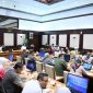
Penjabat Gubernur Jawa Barat Bey Machmudin memimpin Rapat Pimpinan (Rapim) bersama para Kepala Perangkat Daerah di Gedung Sate, Kota Bandung, Selasa (6/8/2024).(Foto: biro adpim jabar)
