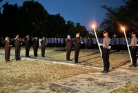 
Kalapas Garut, Rusdedy, menghadiri Apel Kehormatan dan Renungan Suci di Taman Makam Pahlawan Tenjolaya, Kecamatan Tarogong Kidul, Kabupaten Garut, Sabtu malam (16/8/2024). (Foto: andre/dara)
