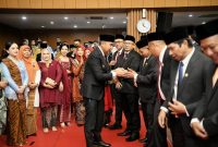 
Penjabat Gubernur Jawa Barat Bey Machmudin menghadiri dan memberikan sambutan pada Rapat Paripurna DPRD Kota Bandung dalam rangka Pengambilan Sumpah/Janji Anggota DPRD Kota Bandung Masa Jabatan Tahun 2024-2029 di gedung DPRD Kota Bandung, Senin (5/8/2024).(Foto: Biro Adpim Jabar)
