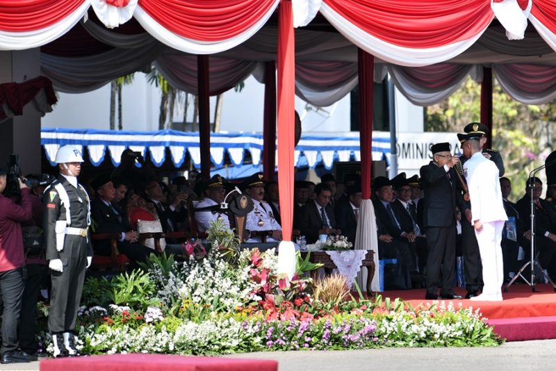 
Wapres Ma'ruf Amin menjadi inspektur upacara pada pelantikan 1.079 Pamong Praja Muda IPDN di Kampus IPDN Jatinangor, Sumedang, Jawa Barat Kamis (1/8/20234). Nampak hadir Penjabat Gubernur Jawa Barat Bey Machmudin. (Foto: biro dokpim)