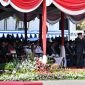
Wapres Ma'ruf Amin menjadi inspektur upacara pada pelantikan 1.079 Pamong Praja Muda IPDN di Kampus IPDN Jatinangor, Sumedang, Jawa Barat Kamis (1/8/20234). Nampak hadir Penjabat Gubernur Jawa Barat Bey Machmudin. (Foto: biro dokpim)