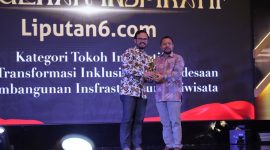 
Kepala Diskominfo,Yosep Nugraha mewakili Bupati Bandung Dadang Supriatna 
menerima penghargaan sebagai Tokoh Inspiratif  Transformasi Inklusi Digital Pedesaan pada acara Cita & Cipta Liputan6.com di Hotel Shangrilla Jakarta, Rabu (31/7/2024).(Foto: diskominfo) 
