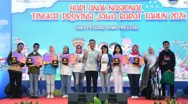 
Pj Gubernur Jabar Bey Machmudin bersama Bunda Forum Anak Daerah (FAD) Jabar Amanda Soemedi menghadiri Puncak Peringatan Hari Anak Nasional Tingkat Provinsi Jawa Barat Tahun 2024 di Gedung Sate, Jum'at (2/8/2024).(Foto: biro adpim jabar)

