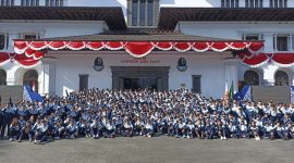 
Pj Gubernur Jabar Bey Machmudin berfoto bersama Kontingen PON XXI Jabar di Gedung Sate, Kota Bandung, Minggu (18/8/2024).(Foto; Biro Adpim Jabar)
