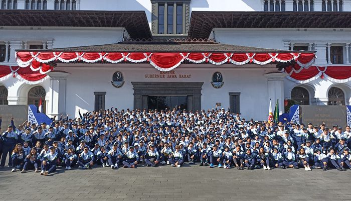 
Pj Gubernur Jabar Bey Machmudin berfoto bersama Kontingen PON XXI Jabar di Gedung Sate, Kota Bandung, Minggu (18/8/2024).(Foto; Biro Adpim Jabar)
