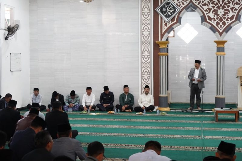 
Pelaksanaan Haflah Tilawah Al-Qur'an dan Doa bersama di Masjid At-Tauhid Setda Garut, Jalan Pembangunan, Kecamatan Tarogong Kidul, Kabupaten Garut, Jumat (16/8/2024).(Foto: andre/dara)

