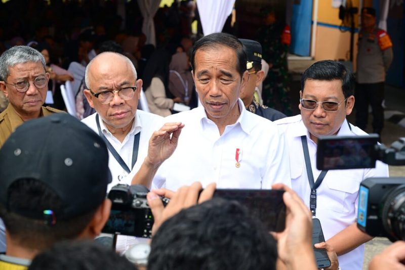Presiden Joko Widodo (Jokowi) memberikan keterangan pers setelah meninjau ketersediaan beras dan menyerahkan bantuan cadangan pangan pemerintah di Kompleks Pergudangan Tanah Grogot, Kabupaten Paser, Provinsi Kalimantan Timur, Kamis (26/09/2024). (Foto: BPMI Setpres/Muchlis Jr)
