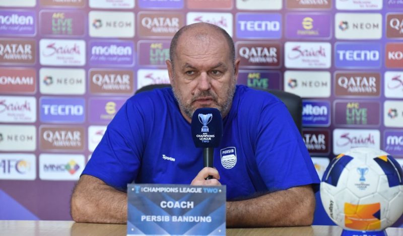 
Pelatih Persib, Bojan Hodak memberikan keterangan pers menjelang pertandingan melawan Port FC di Stadion Si Jalak Harupat Kabupaten Bandung, Rabu, 18 September 2024. (Foto: PERSIB.co.id)
