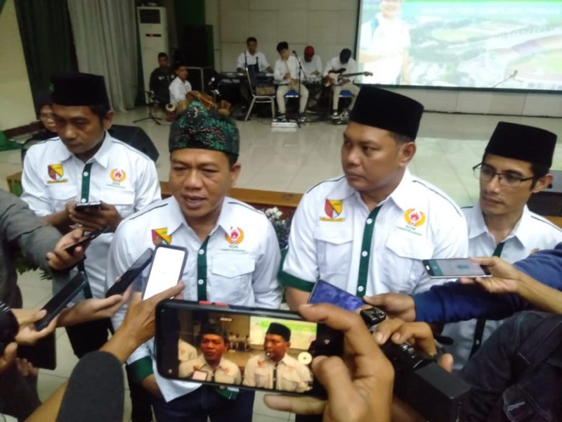 
Bupati Bandung Dadang Supriatna didampingi Ketua KONI Yana Suryana, memberikan Keterangan Pers. (Foto: maji/dara)
