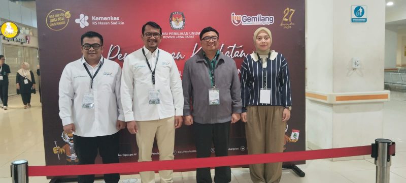 Dua pasangan Bacalon Bupati dan Wakil Bupati Garut, Helmi Budiman-Yudi Lasmingrat dan Abdusy Syakur Amin- Putri Karlina, berfoto bersama saat hendak menjalani pemeriksaan kesehatan di RSHS Bandung, Minggu (1/9/2024)(Foto: Istimewa)
