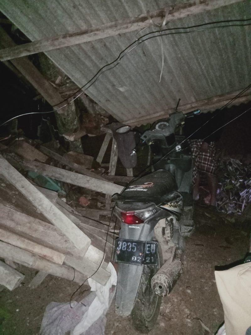 Kondisi rumah Arip (57) yang tertimpa pohon tumbang di Kampung Kubang Nanggung, Desa Cihurip,Kecamatan Cihurip, Kabupaten Garut, Jumat malam (6/9/2024)(Foto: Isyimwa)