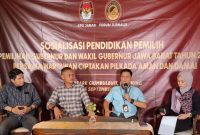 
KPU Jabar menggelar Obrolan Santai Demokrasi bertajuk 'Wartawan-KPU Bergandengan Tangan, Ciptakan Pilkada Jabar Demokratis dan Aman' di Nara Park Bandung, Jumat (6/9/2024).(Foto: deram/dara)