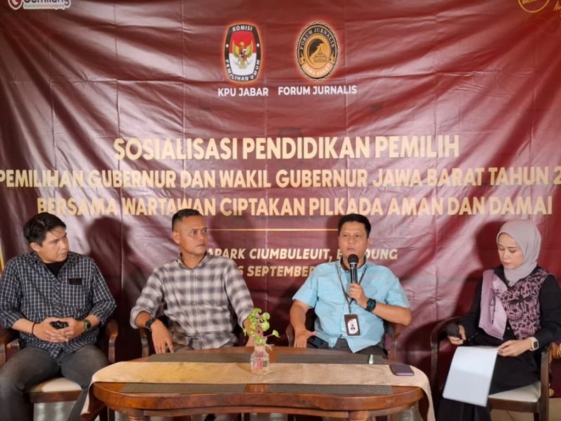 
KPU Jabar menggelar Obrolan Santai Demokrasi bertajuk 'Wartawan-KPU Bergandengan Tangan, Ciptakan Pilkada Jabar Demokratis dan Aman' di Nara Park Bandung, Jumat (6/9/2024).(Foto: deram/dara)