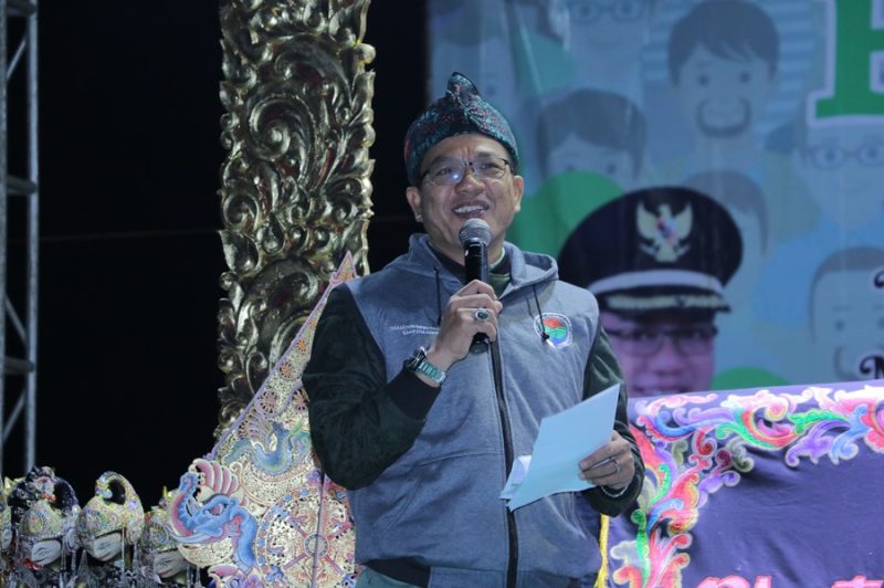 
Bupati Bandung Dadang Supriatna memberikan sambutan pada acara pagelaran  wayang golek di lapangan Olahraga Desa Margamulya, Kecamatan Pangalengan, Selasa (3/9/2024) malam.(Foto: Maji/dara)

