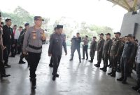 
Kombes Pol Kusworo Wibowo memeriksa pasukan pada Gelar Pasukan Operasi Mantap Praja Lodaya 2024, di Dome Bale Rame Soreang Kabupaten Bandung, Selasa (24/9/2024).(Foto: maji/dara)

