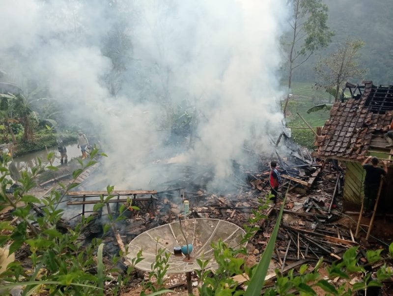 
Warga berjibaku memadamkan kobaran api yang membakar tiga rumah panggung di Kampung Cikiruh, Desa Sukamulya, Kecamatan Talegong, Kabupaten Garut, Kamis pagi (5/9) pagi. (Foto: andre/dara)

