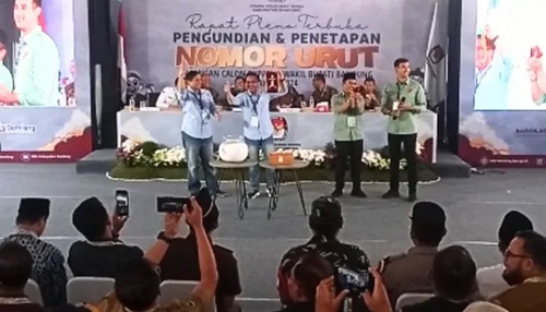 
Suasana  Rapat Pleno Terbuka Komisi Pemilihan Umum (KPU) Kabupaten Bandung di Halaman Kantor KPU Kabupaten Bandung, Soreang, Senin (23/9/2024). (Foto: maji/dara)
