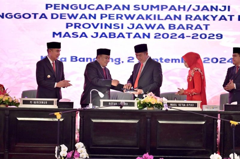 
Pj Gubernur Jawa Barat Bey Machmudin menghadiri Rapat Paripurna DPRD Jawa Barat dalam Rangka Pengucapan Sumpah/Janji Anggota DPRD Provinsi Jabar Masa Jabatan 2024-2029 di Gedung Merdeka, Kota Bandung, Senin (2/9/2024).(Foto: Biro Adpim Jabar)
