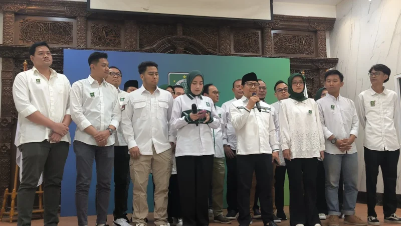 
Ketua Umum PKB Muhaimin Iskandar atau Cak Imin mengumumkan susunan pengurus PKB periode 2024-2029, Rabu (18/9/2024).(Foto: viva.co.id)
