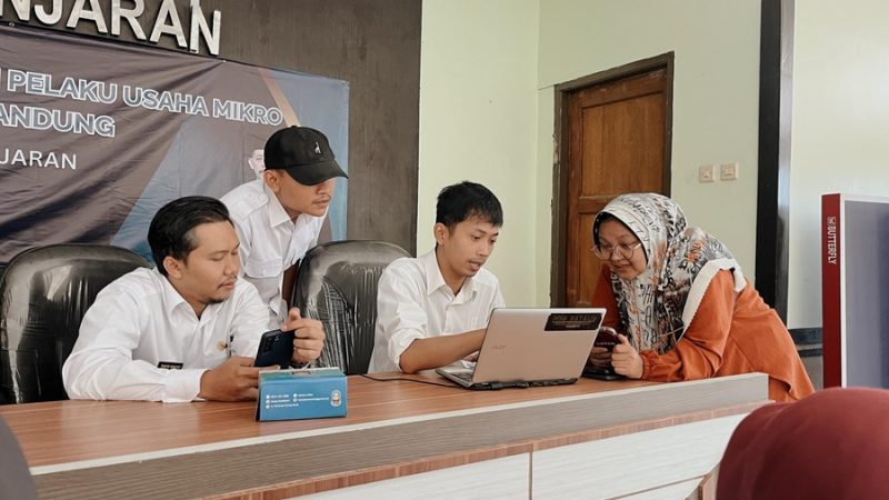 
Warga Banjaran, Kabupaten Bandung mengurus Nomor Induk Berusaha. (Foto: maji/dara)

