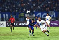 
Ryan Kurnia mencoba melepaskan diri dari kawalan pemain PORT FC, pada pertandingan pertandingan perdana Grup F AFC Champions League Two tak berbuah positif di Stadion Si Jalak Harupat, Kamis (19/9/2024).(Foto: persib)
