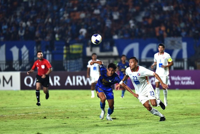 
Ryan Kurnia mencoba melepaskan diri dari kawalan pemain PORT FC, pada pertandingan pertandingan perdana Grup F AFC Champions League Two tak berbuah positif di Stadion Si Jalak Harupat, Kamis (19/9/2024).(Foto: persib)
