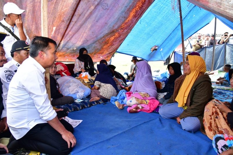 
Penjabat Gubernur Jabar Bey Machmudin berdialog dengan warga korban gempa bumi di Kecamatan Kertasari,Kabupaten Bandung, Rabu (18/9/2024). (Foto: biro adpim jabar)
